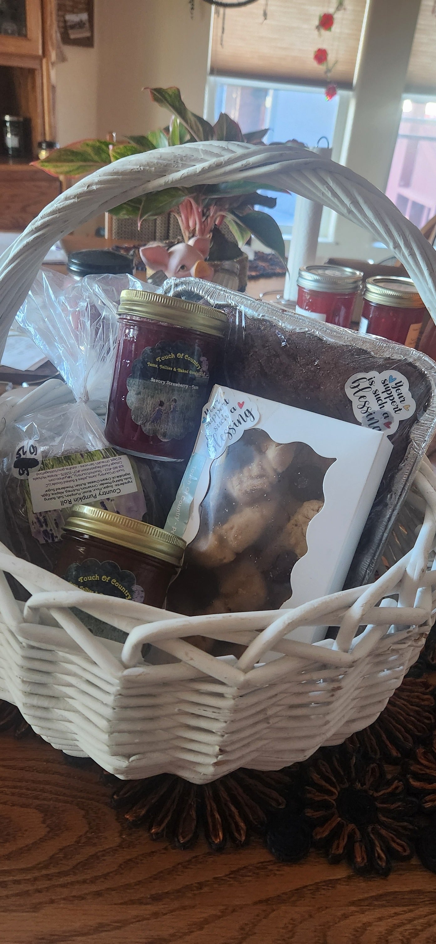 Grand Gift Basket - Medium.jpg